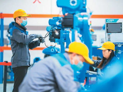 国产工业机器人“大显身手” 机械手引领智造新浪潮